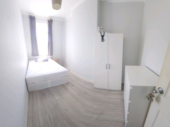 Bright medium double room  great location Main Photo