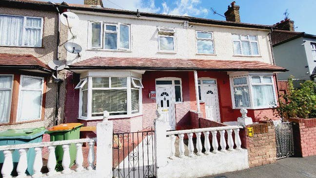 Perfect 3-Bed Family Home Available in E6 Main Photo