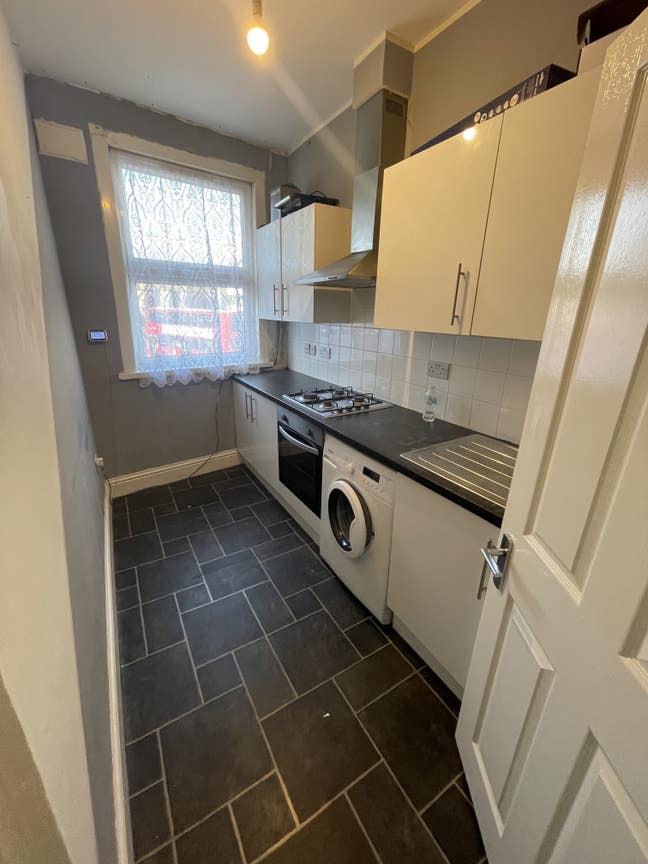 1 Bedroom Flat With Separate Living Room Available Main Photo