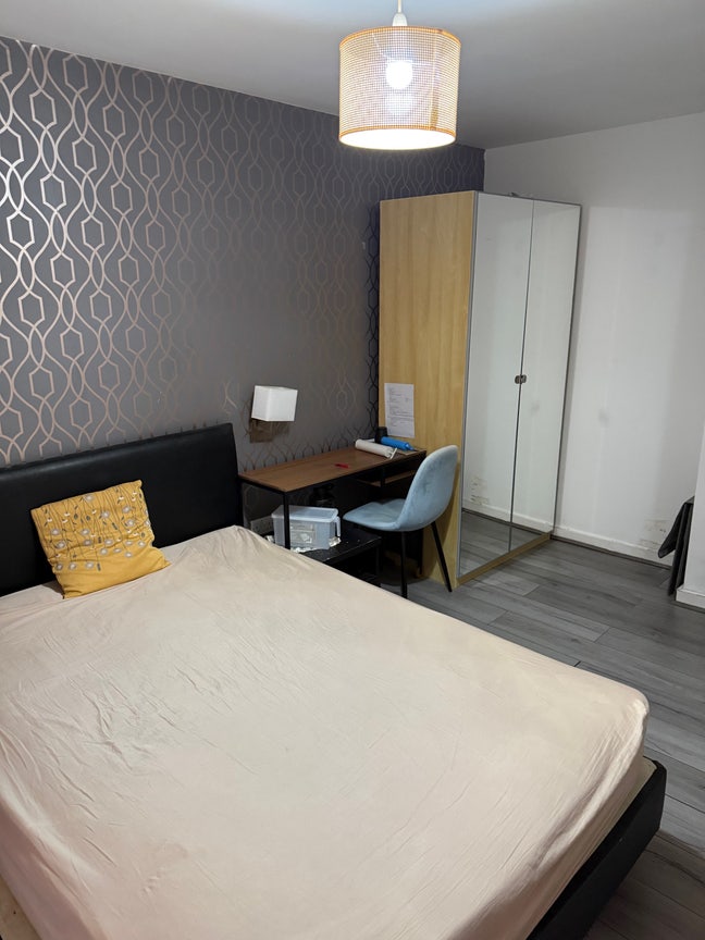 Bright double room with balcony - Manchester M4 Main Photo
