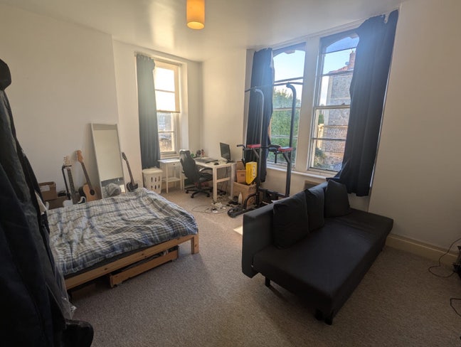 2 HUGE bedrooms available in 3 bed flat Clifton Main Photo