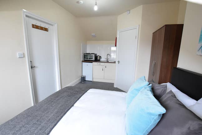 Available Now Top Floor Studio Ensuite Room !!! Main Photo