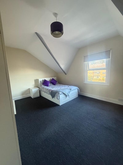Ensuite room available near train station (b73) Main Photo