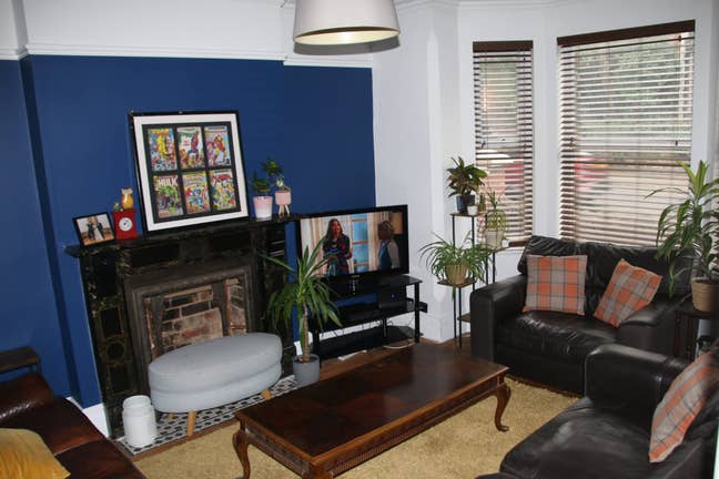 Double room available in spacious home Main Photo