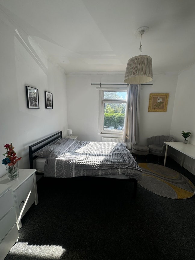 Merridale City Hospital Luxury only &pound;100 deposit Main Photo