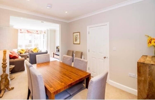 Room in beautiful flat on Minster Road Main Photo