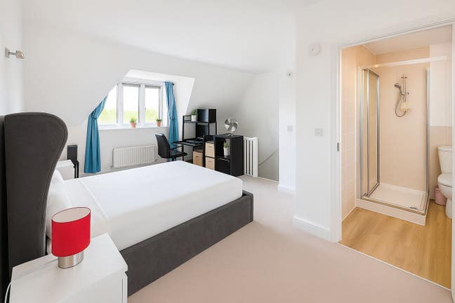Sunny ensuite with workspace and private bathroom Main Photo