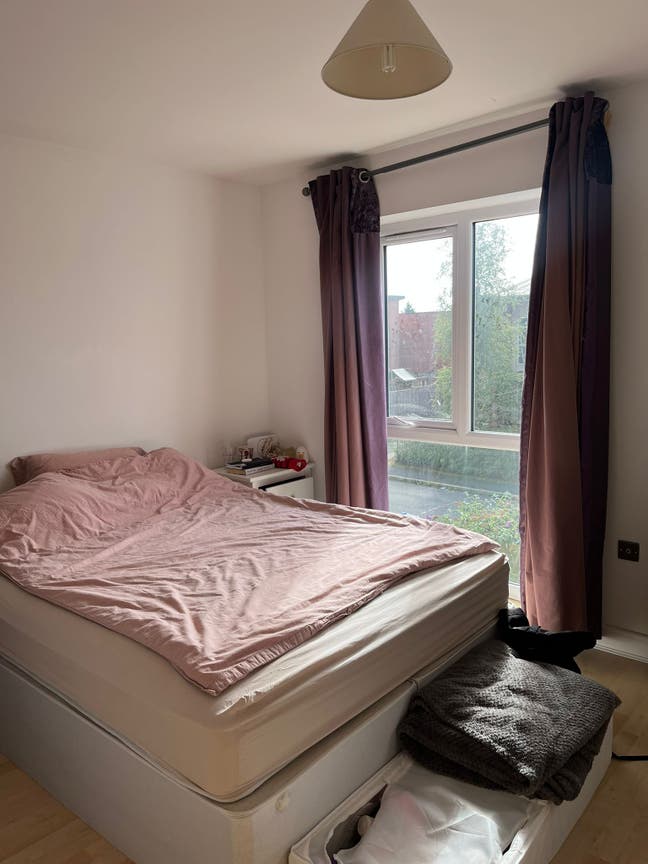 Spacious double room in 2-bed house Main Photo