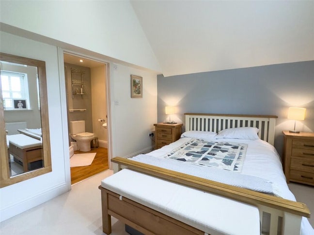 Great En-Suite room with King Size Bed.  Main Photo