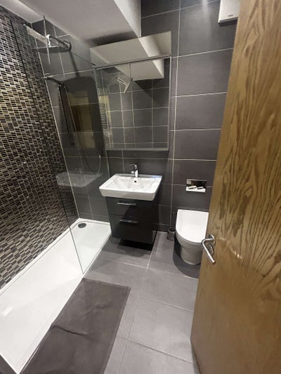 Looking for female professional flatmate  Main Photo