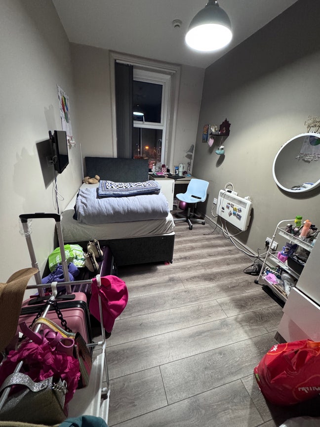 Looking for a flatmate for short stay Main Photo