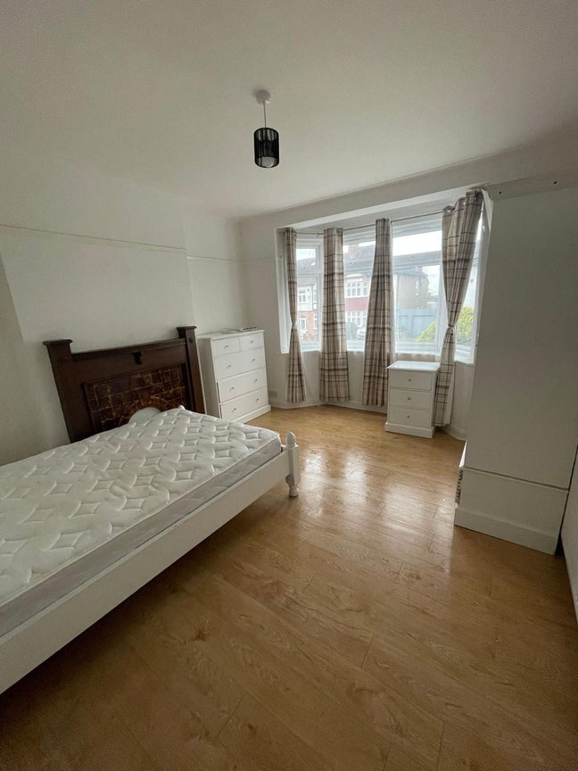 Large room in a quiet residential lewisham area  Main Photo