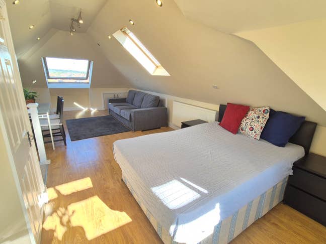 Super large loft room Main Photo