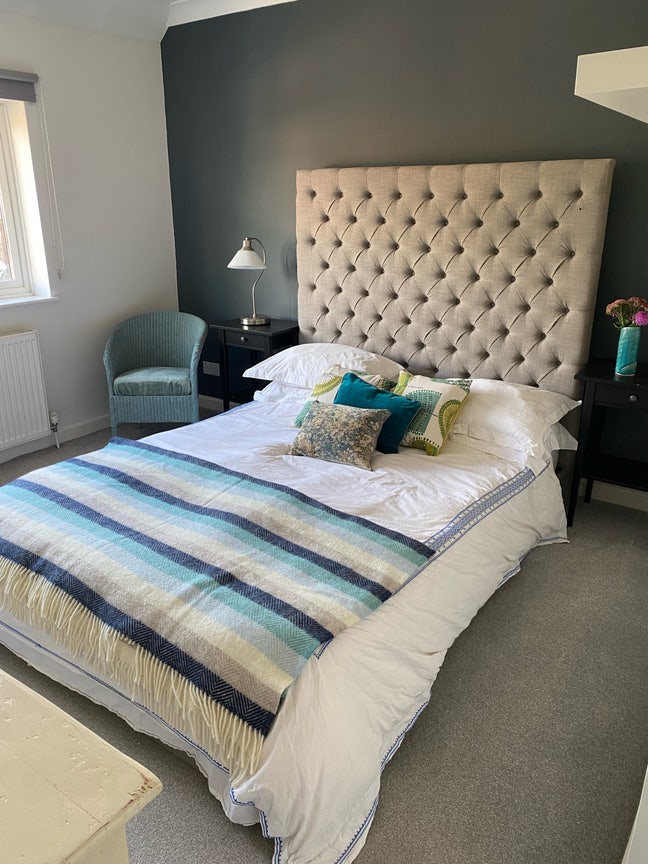 Addlestone - Lovely  Room in a Shared  House Main Photo