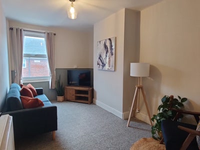 Luxury 1 Bed Apartment, Furnished, Near Centre Main Photo