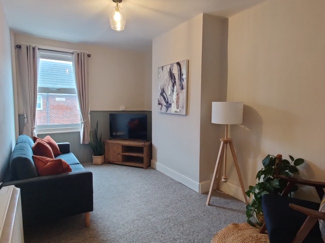 Luxury 1 Bed Apartment, Furnished, Near Centre Main Photo