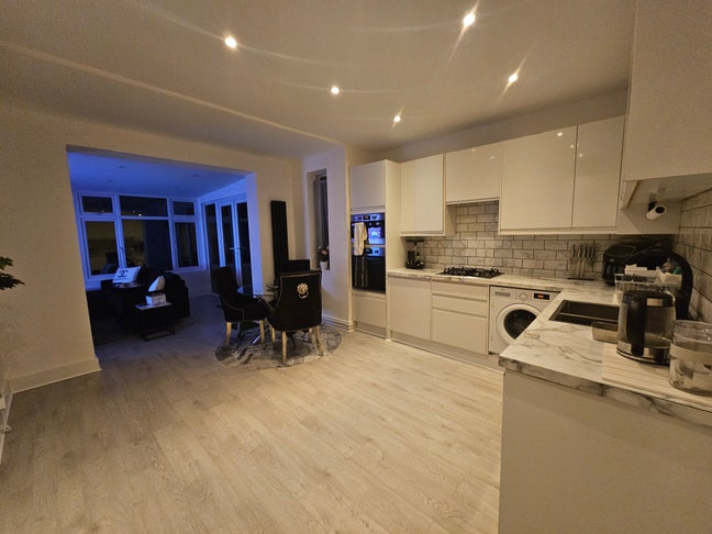 Double Room in a Bright and Spacious Maisonette Main Photo