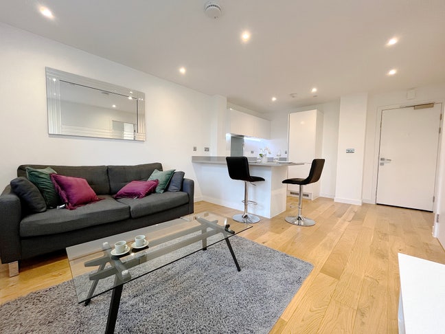 Stunning 1 Bedroom Flat 15 Min Walk to Uxbridge Main Photo