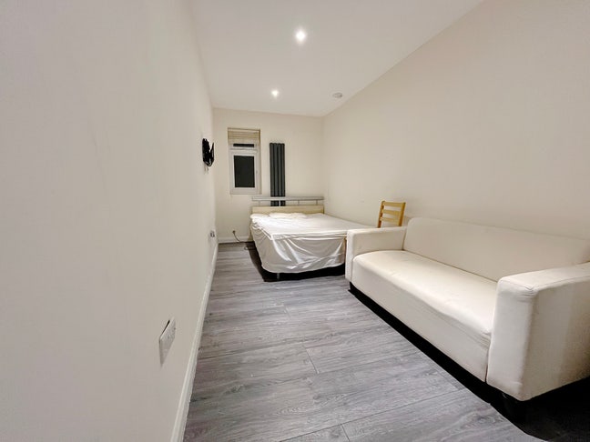 Ensuite Room 10 Mins Walk to Hounslow West Main Photo