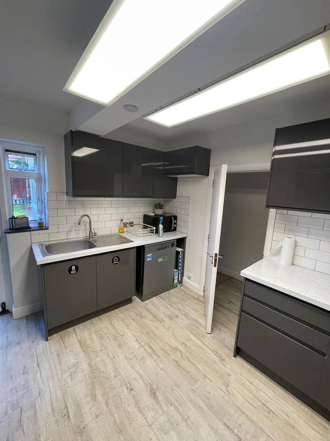 Clean and comfortable house close to amenities  Main Photo
