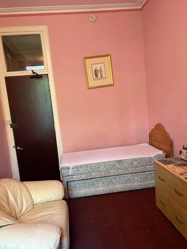🏡 2 Bright Single Rooms Available – G4 🏡  Main Photo