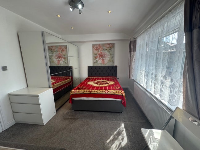 Huge Modern Double Room – Available Now to Move In Main Photo