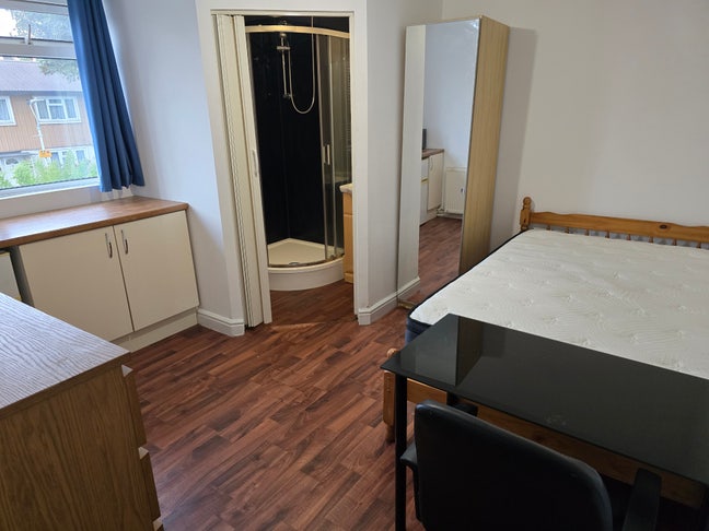 Bright double ensuite room in West London Main Photo