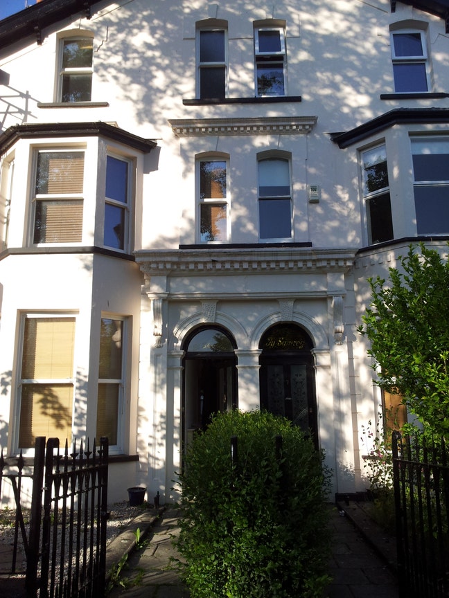 Double room to rent in friendly professional house Main Photo