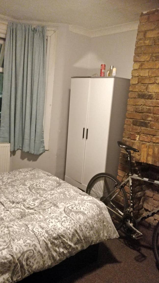 Double room 2 weeks deposit and 2 weeks rent £700v Main Photo