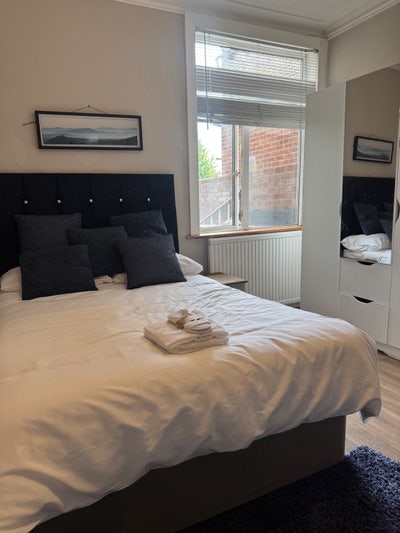 Double Room w/ En-suite bathroom at Intu Shopping Main Photo