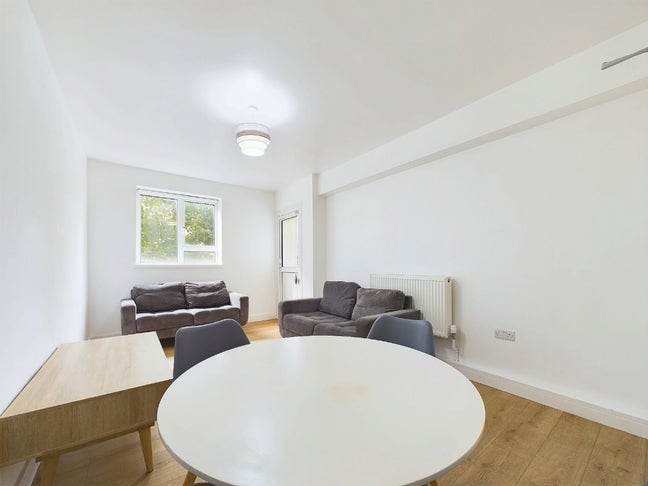 *Inc All Bills Beautiful 3 Double Bedrooms Lounge* Main Photo