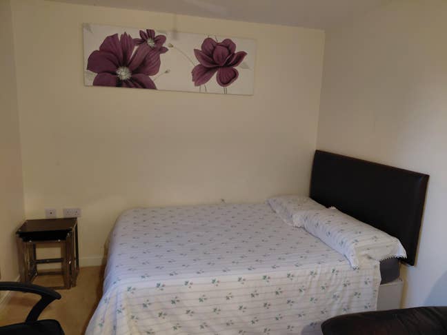 Large ensuite room in a family home  Main Photo