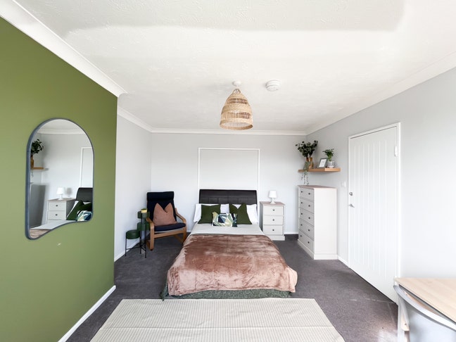 Room to rent in Stoke Hill Main Photo