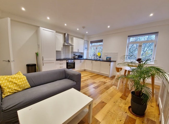 Double Room with Own Bathroom in a Cozy Flat Main Photo