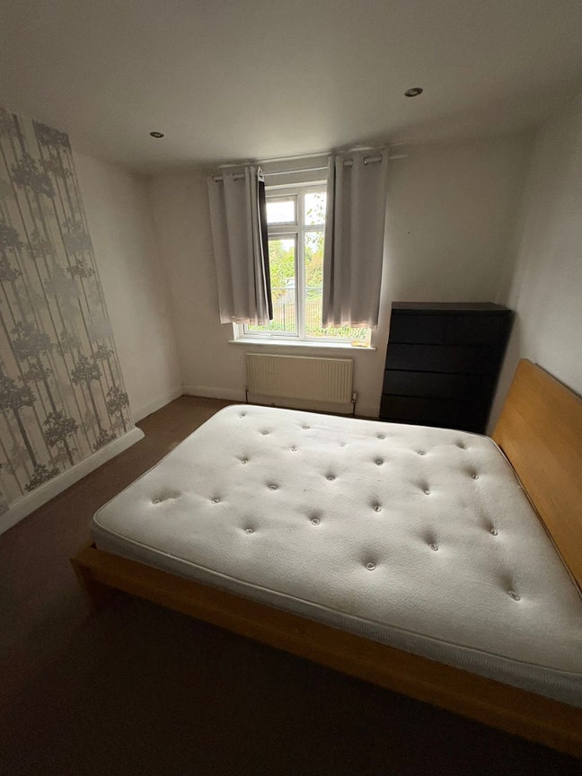 Spacious double room in Mitcham /Colliers Wood Main Photo
