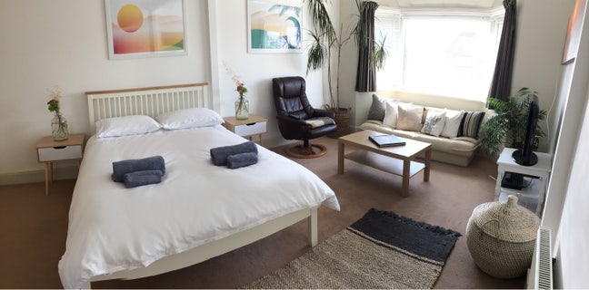 Large sunny double room in Southbourne Main Photo