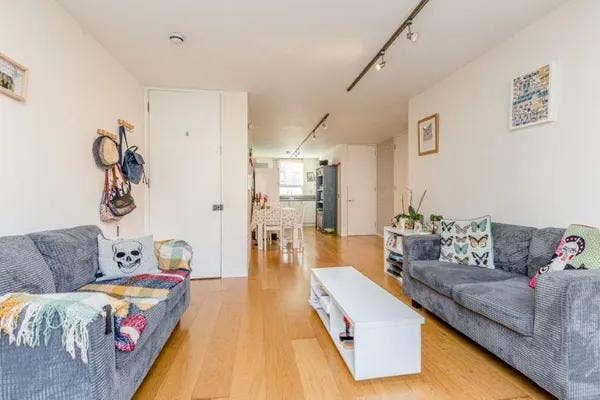 Modern 2 bed flat close to North St Main Photo