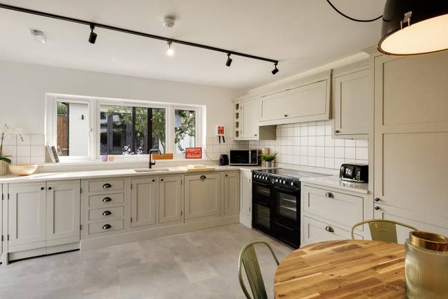 Rooms Available in this Beautiful Student Home Main Photo