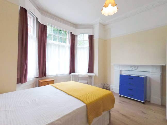 Super Big D room in house share,5 mins Acton Town. Main Photo