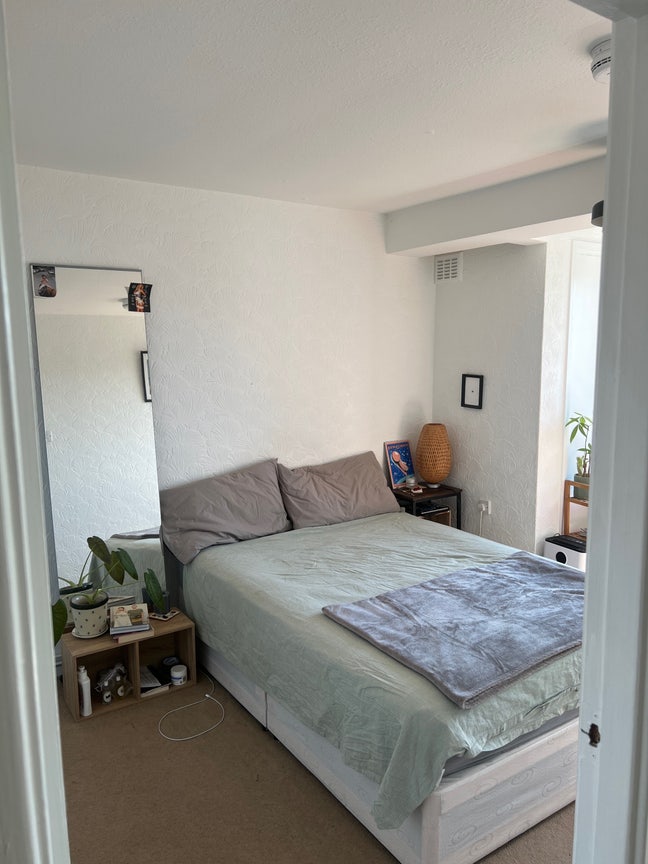 Gorgeous bright room overlooking the city of Londo Main Photo
