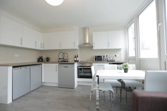 🆕 Living room+All bills inc+Outstanding Service Main Photo