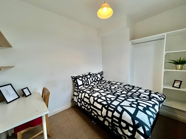 Modern Double Room with on Street Parking  Main Photo