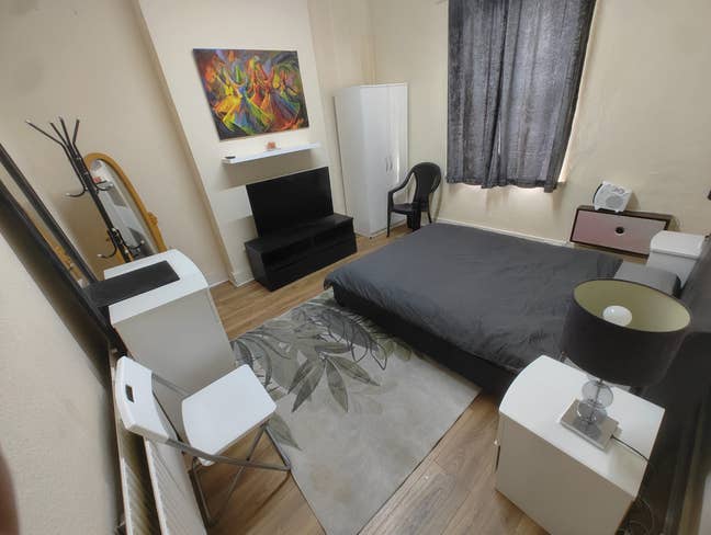  Two  rooms  available  in  same  house  TW3 Main Photo