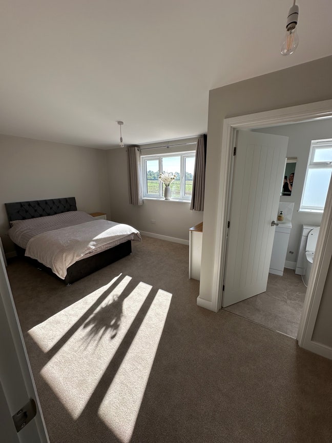 Large Double en-suite room  Main Photo