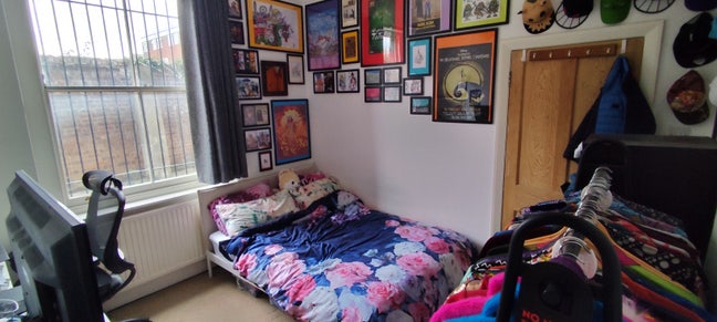 Double Bedroom in Large Victorian Flat Available Main Photo