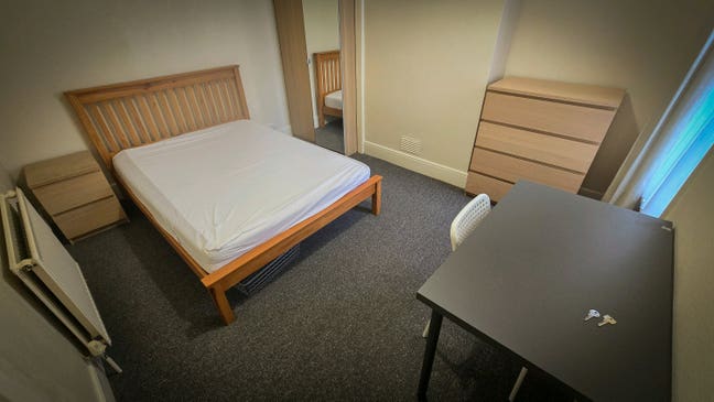 Large Double Room, All Bills Inc. Main Photo