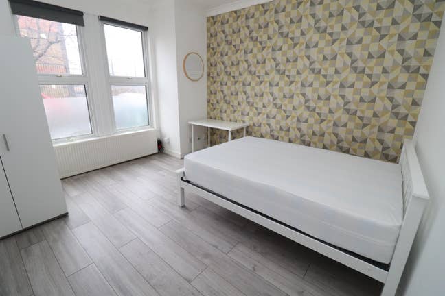 Cheap Rooms in Greenwich- Book Now!! Main Photo