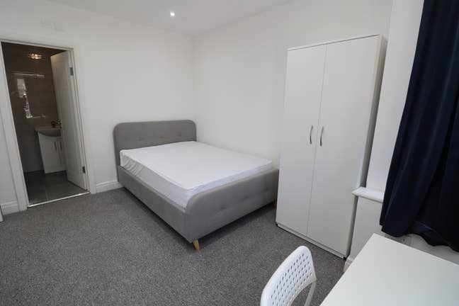 En-Suites-5 Min Walk to Central Area-UB6 Main Photo