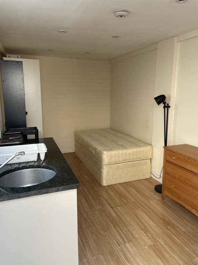 Garage room with en suite  Main Photo