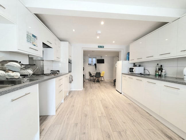 Large Lovely Bright Room Available Now Next to Wgh Main Photo